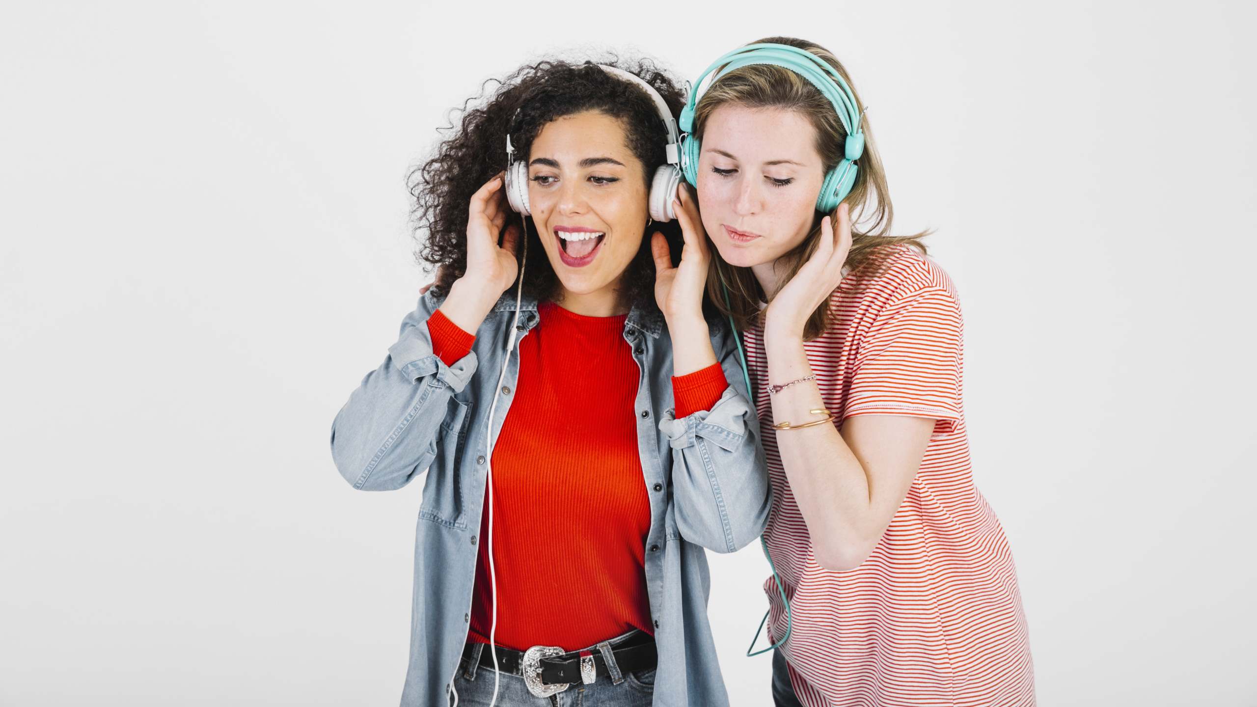 moroccan-girls-listening-music-together