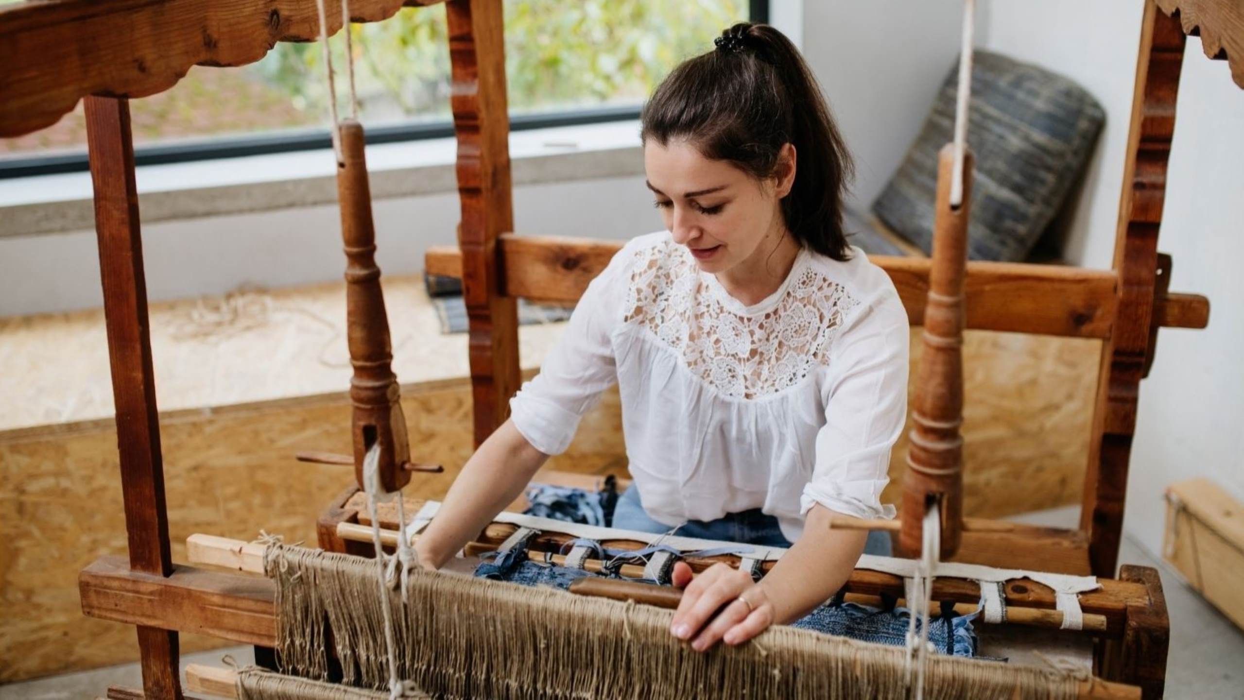 moroccan-doing-berber-weaving