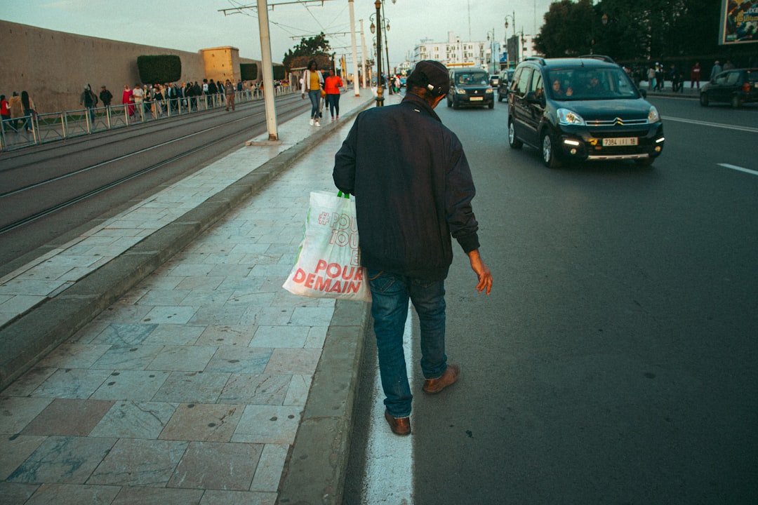 A traveller carrying a reusable tote bag to reduce plastic use while shopping in a Moroccan souk